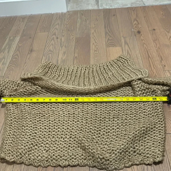 Cozy Hand-Knit Chunky Sweater. Beige. Oversized Large. Polyester Yarn. Cropped. - Picture 4 of 6